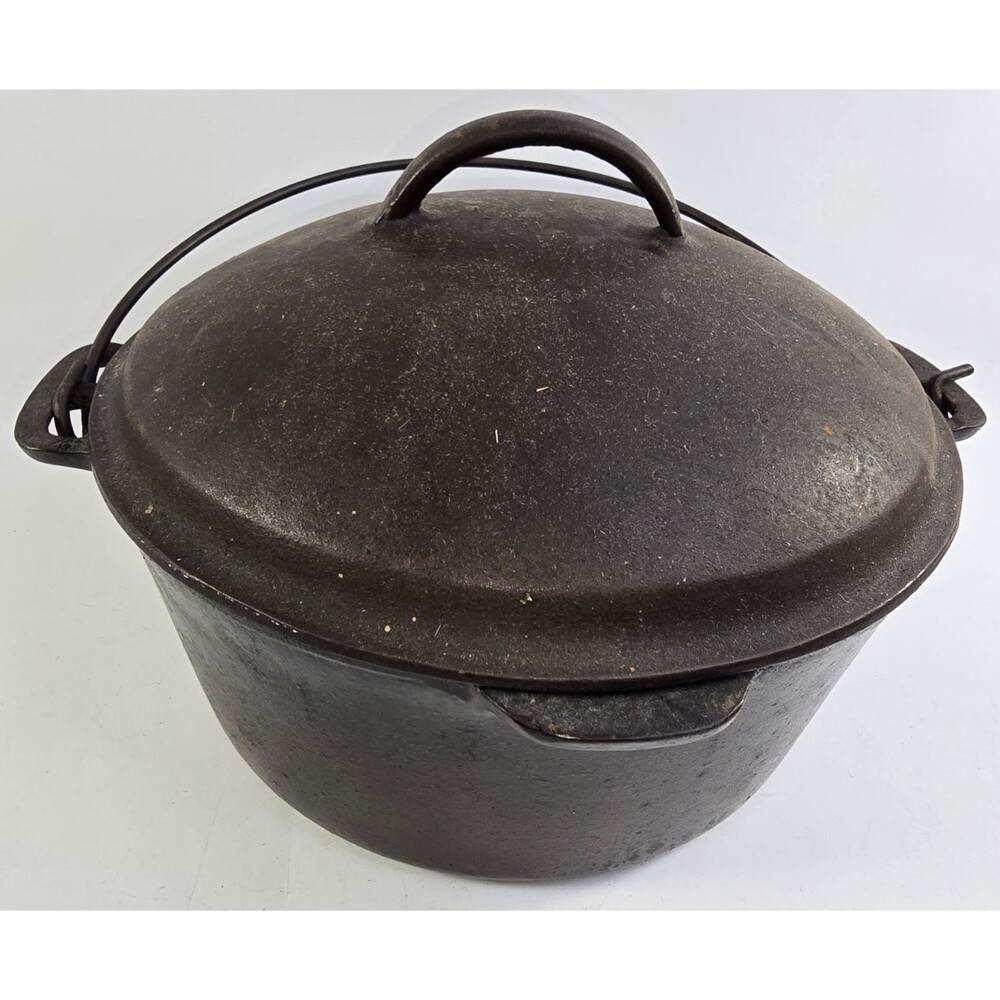 1940s-1950s Wagner No. 8 Cast Iron Dutch Oven Self Basting Lid Unmarked